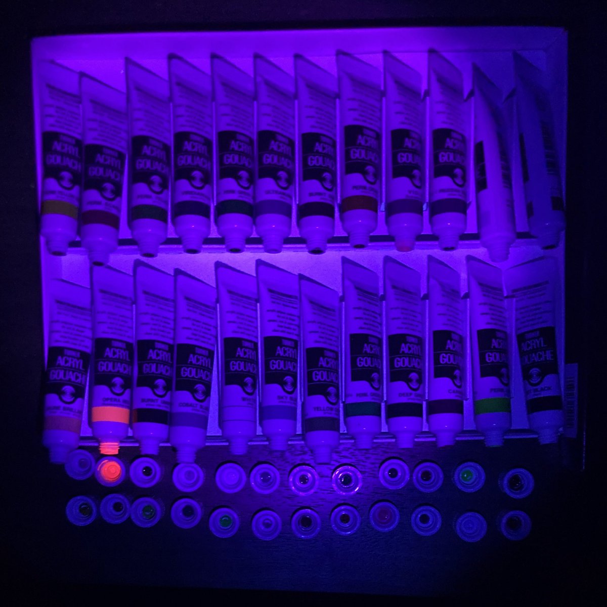 bwv1068_g's tweet image. 手持ちのターナーさんのアクリル塗料
アクリルガッシュ24色セット
ジャパネスクカラー24色セット
U-35 18色セット
ブラックライトに反応するのは、アクリルガッシュのオペラ・レッドのみでした。
今回、意図してないところで反応しちゃったので、塗り直そうか悩み中…