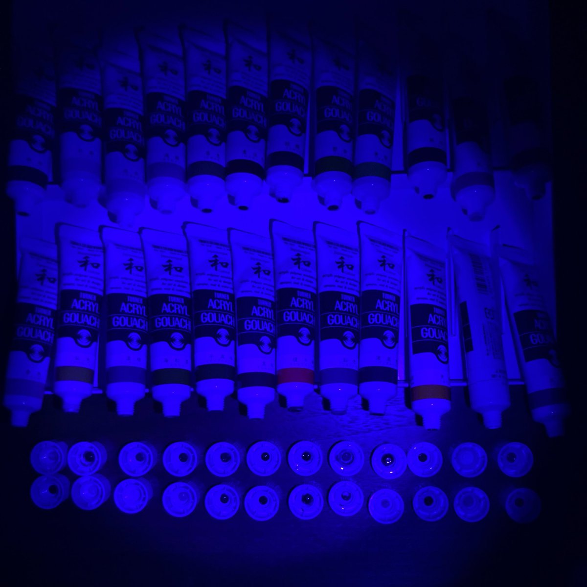 bwv1068_g's tweet image. 手持ちのターナーさんのアクリル塗料
アクリルガッシュ24色セット
ジャパネスクカラー24色セット
U-35 18色セット
ブラックライトに反応するのは、アクリルガッシュのオペラ・レッドのみでした。
今回、意図してないところで反応しちゃったので、塗り直そうか悩み中…