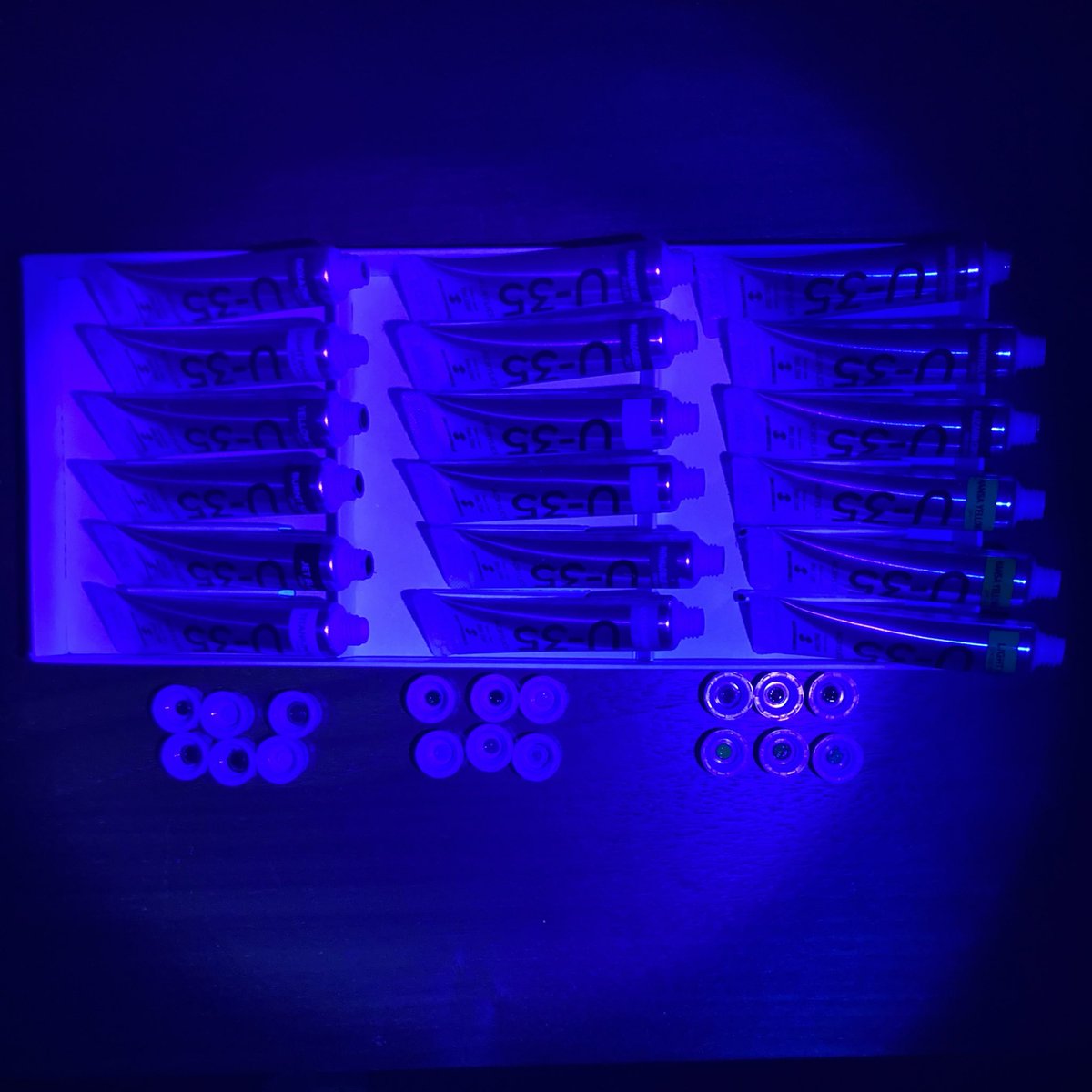 bwv1068_g's tweet image. 手持ちのターナーさんのアクリル塗料
アクリルガッシュ24色セット
ジャパネスクカラー24色セット
U-35 18色セット
ブラックライトに反応するのは、アクリルガッシュのオペラ・レッドのみでした。
今回、意図してないところで反応しちゃったので、塗り直そうか悩み中…