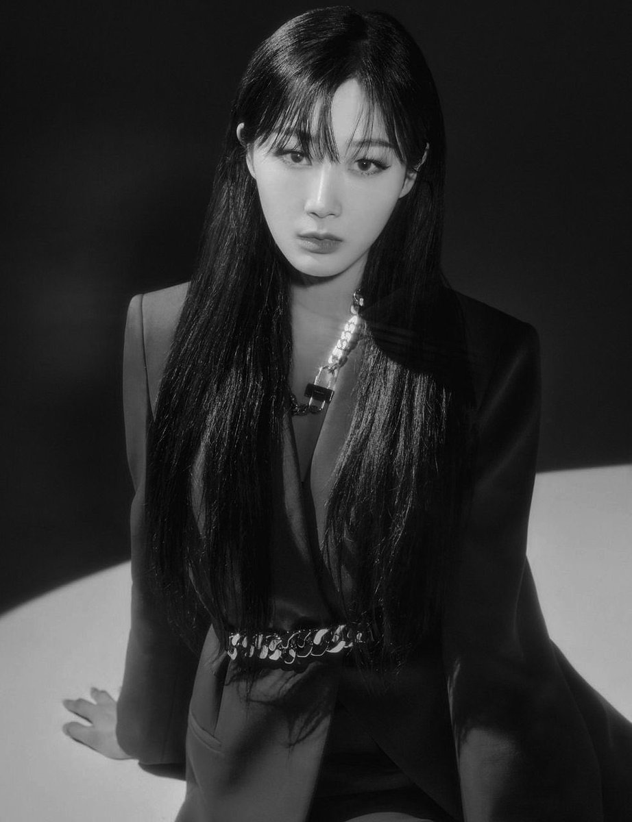 noalcy's tweet image. #jenselle #royalatte prompt au, The Deal Of The Fifth Night.

They met in a city that never sleeps—
one human burning with vengeance, one demon hiding behind a poisonous smile.
Their five-night contract was supposed to be simple: power for revenge in exchange for a soul.
