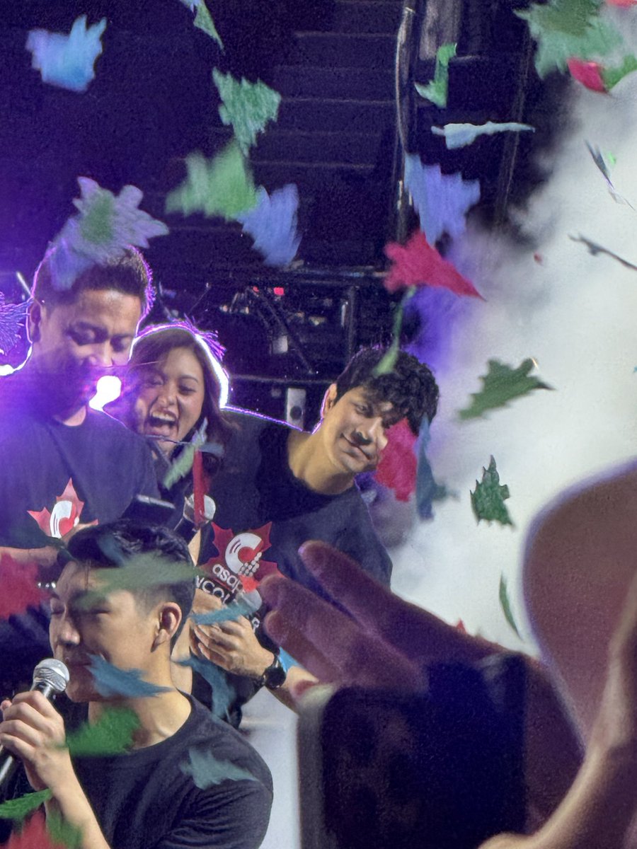 Kahit gaano kagulo na. During the finale, talagang  okay lng ang kahat basta magkasama sila. 

KIMPAU ASAPeeps SUPERSTARS

#KimPau | #KimChiu | #PauloAvelino 
#ASAPVancouver