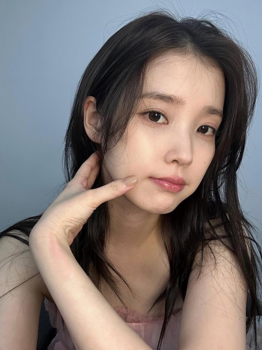 JIEUMIYA's tweet photo. Mood: quietly confident 🌸 https://t.co/RReMgT9gus
