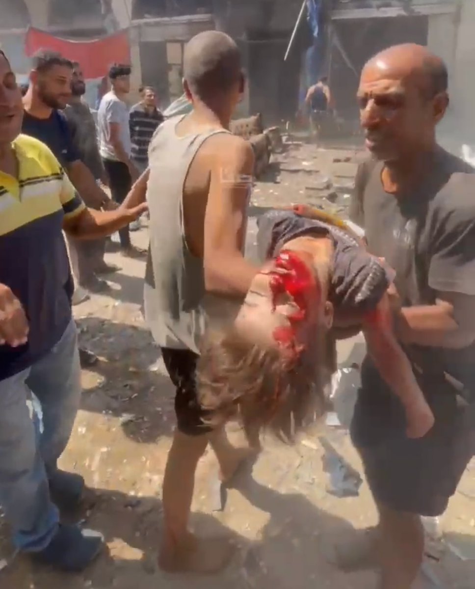 AbujomaaGaza's tweet image. Six people have been killed and 17 others wounded in Israeli bombing of Al Zawaideh area, south of the Gaza Strip!