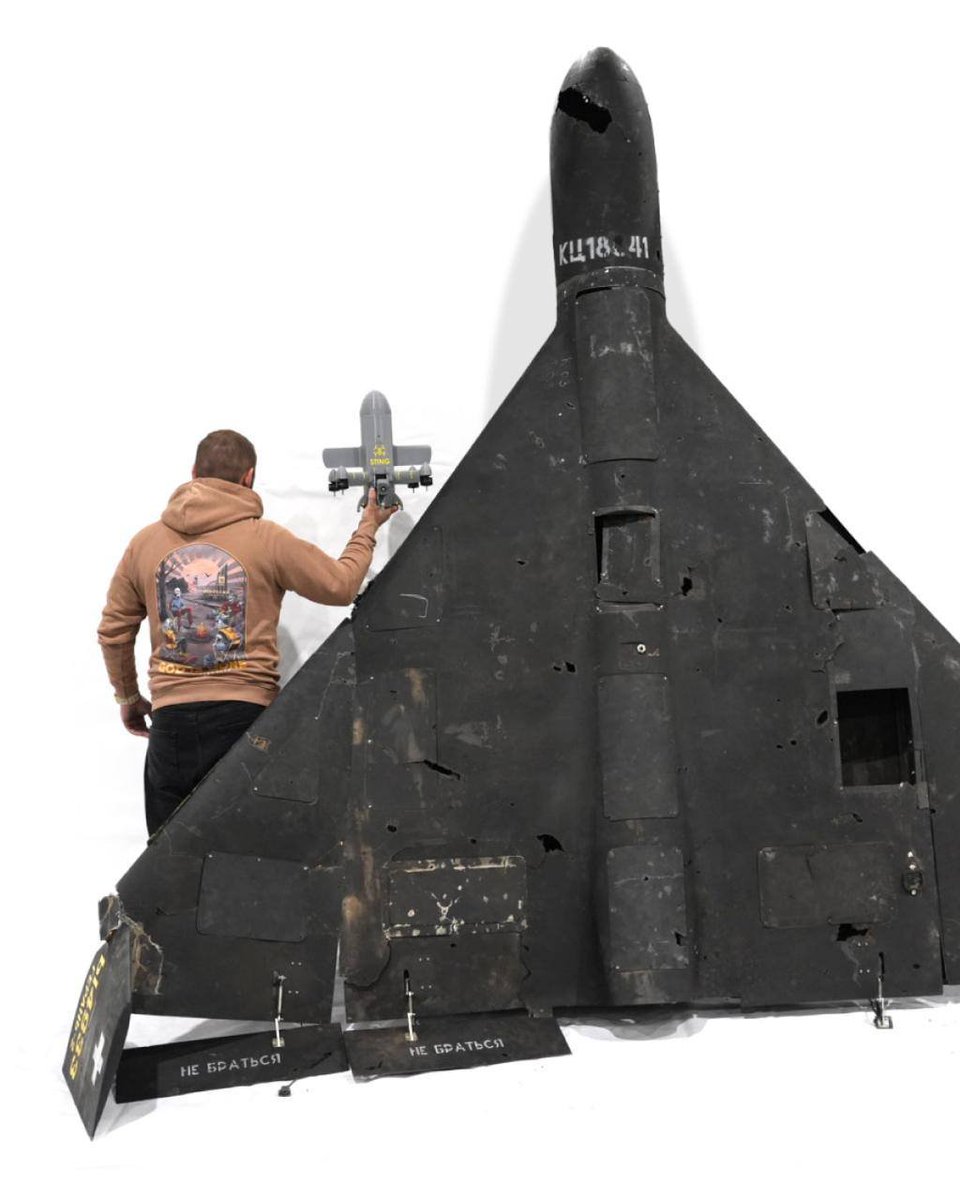 Q0MT6pFmbVqynsM's tweet image. Вот для сравнения размеров: украинский дрон-перехватчик Sting и ирано-русский сбитый Shahed-136/Герань-2.