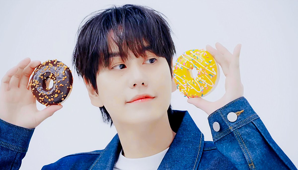 2026 시즌그리팅 비하인드 규현 
상콤 달콤🩷 
화보 천재 강아디🐶
#규현 #KYUHYUN