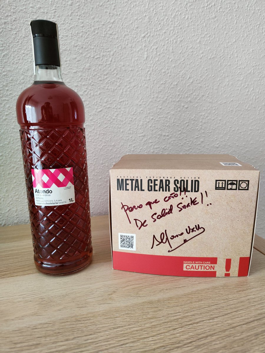 Uno de los grandes recuerdos que llevo del día de ayer del III Congreso Podgaming 🎙️, fue conocer a <a href="/4playersinfo/">4players_Podcast</a>: <a href="/Monti4P/">iñaki monteano</a>, <a href="/jonasjawa/">jonasjawa</a> , <a href="/FerminX1/">Fermín </a> y a Urko (que no encuentro su Twitter) que buen rato pasamos y que ilusión me hizo ese regalazo, la voy a abrir con la nueva casa