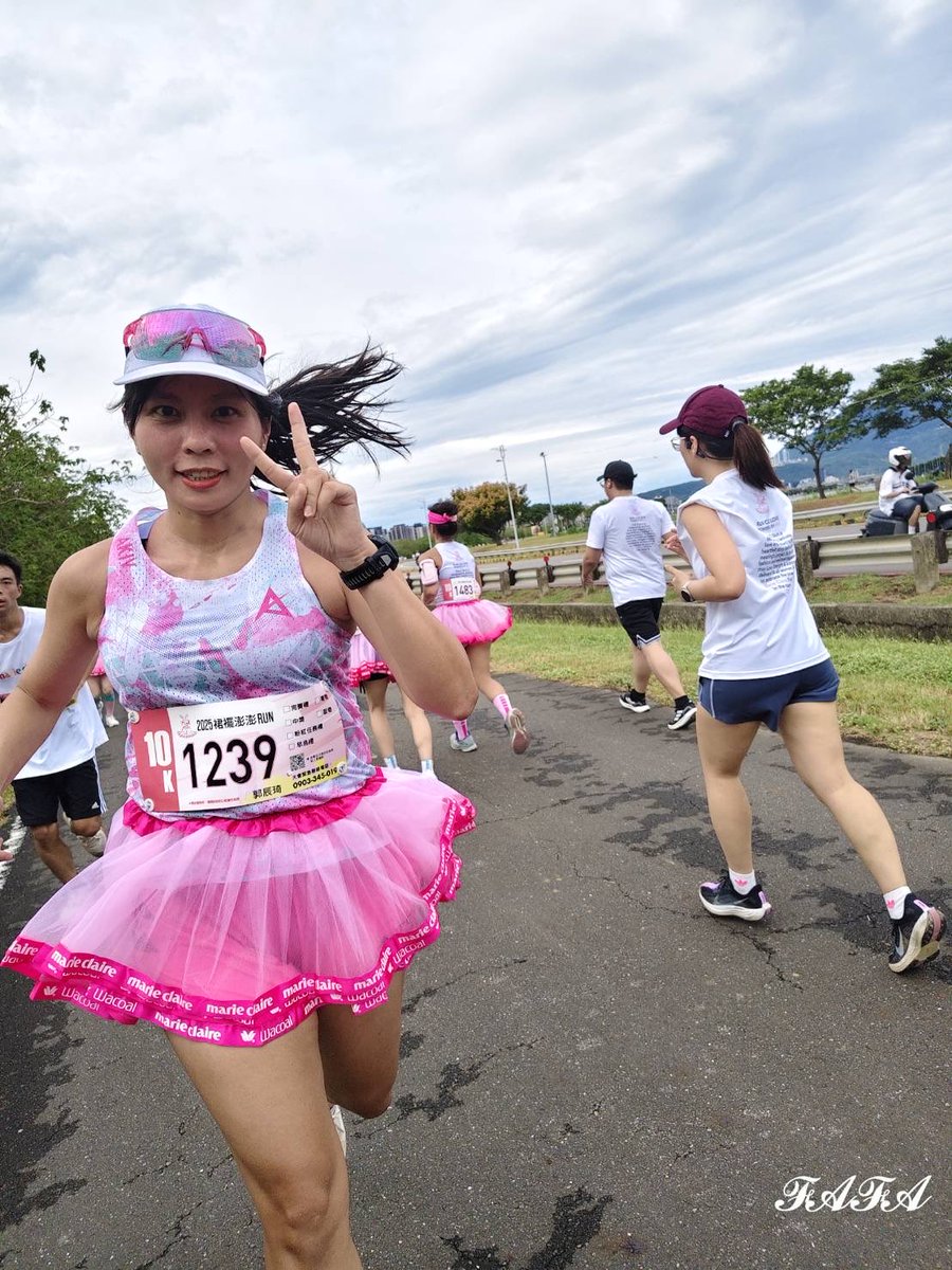 チュールスカートラン10km💗
レースシーズン始まった🥰

復帰して3週間、心肺落ちた分はまだ取り戻してないのでしんどい😅(暑いし)

でも無事に完走して何より☺️
(皆チュールスカート履いてて可愛い🤣)
