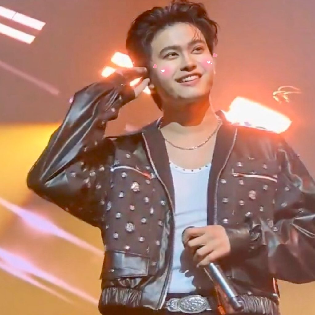 _ffeifei's tweet image. พี่คะ! ไม่ใส่แว่นแล้วยิ้มแบบนั้น มันน่ารักและหล่อจนเกินบรรยาย! รู้ตัวไหมคะว่ากำลังขโมยหัวใจฉันไปช้าๆ! 😭💘
@tanont916 
#DA20thConcertxNONTTANONT_D2
#JulasHerbXDA20Concert
#DA20thConcert #TheEndorphineEffect
cr：Wanas 🙏