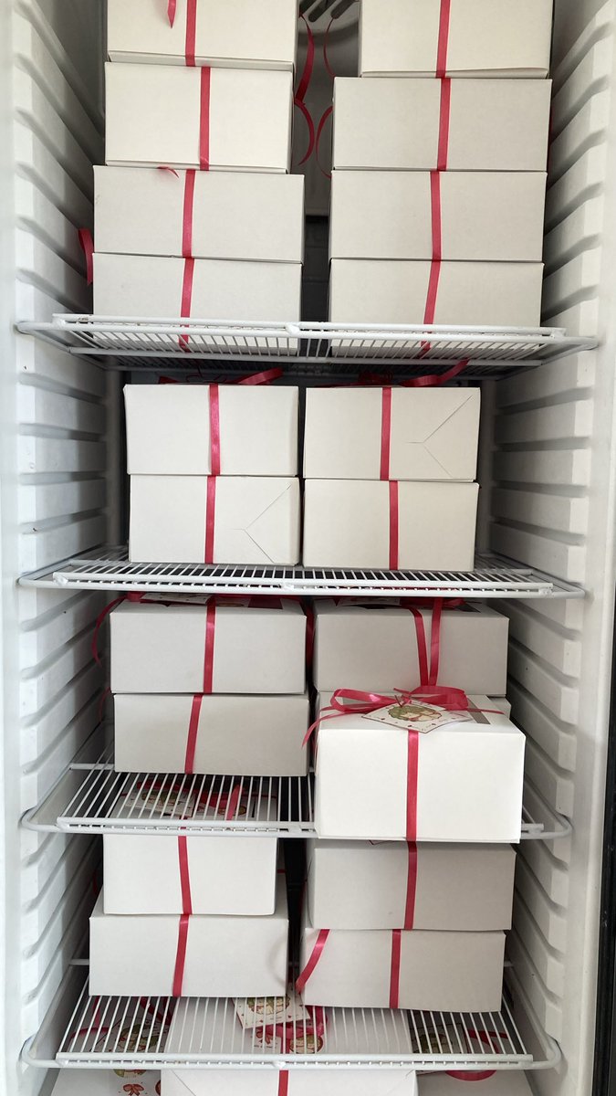 Azupuma's tweet image. Empece la semana con 38.5 de fiebre y pensé que iba a tener que cancelar todo, costo un montón y me ayudaron mucho  pero terminé la semana con todos los pedidos listos para el día de la madre 😭