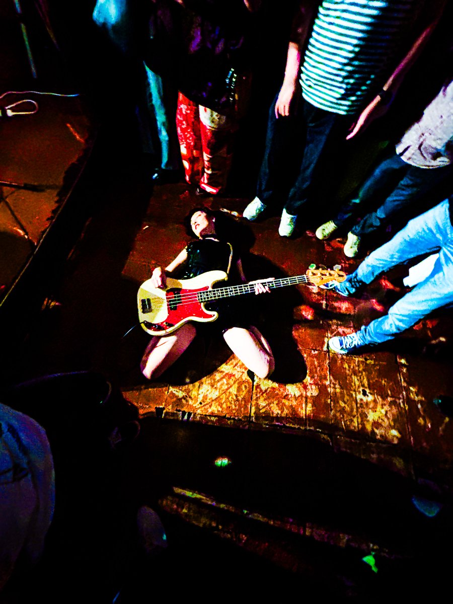 パンクなエネルギーに満ちた爆裂ガレージサウンドがポップに弾けた夜。シャウトにアクションにと迫力のパフォーマンス、歌が良いというのもTHE QUESTIONSの魅力ですね。デビューアルバム『BEST ANSWER』も素晴らしい出来。VAMP! SHOPでもお取り扱いする予定です。詳細は追って。お楽しみに。