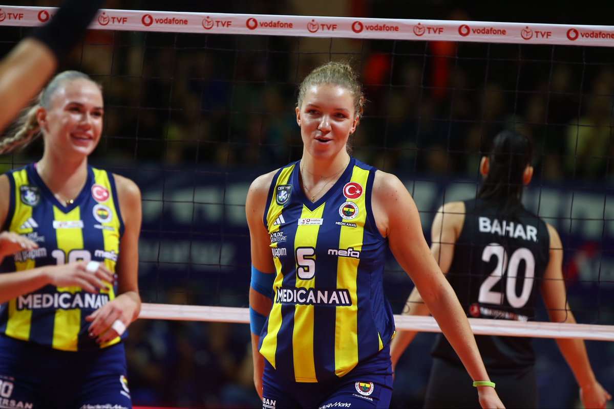 FBvoleybol's tweet image. 📸 Galibiyetimizden kareler.
#SarıMelekler