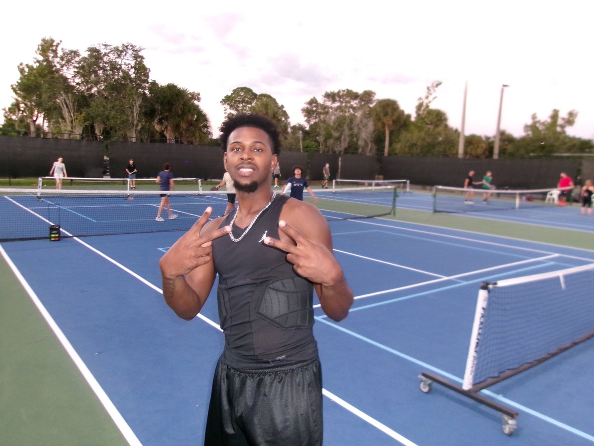 Adelyas Reaves tweet media