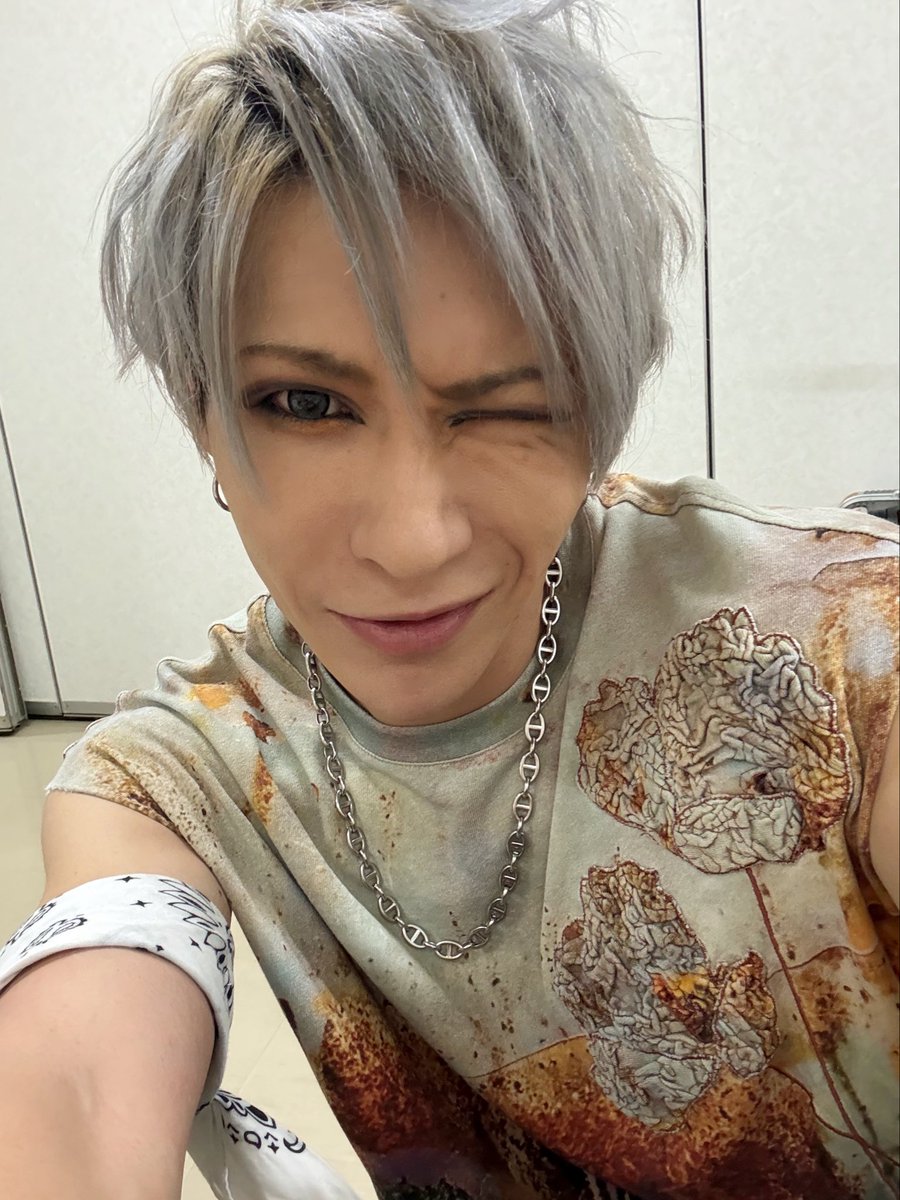 junjunmjgirly's tweet photo. 全国ツアー兵庫・神戸ワールド記念ホール公演2日間ありがとうございました〜！！！

画像の1枚目が昨日の様子、2枚目が本日の様子です！めーーーーーちゃくちゃ盛り上がっとる！！！！！

ひとえにこのアリーナ公演の告知に協力して下さったメディアの皆様、関係者さん、そして何より足を運んで下さった皆様のおかげです！！！
(超忙しいなかPR活動に奔走し続けた鬼龍院さんはもう本当にすごいです…いや本当に…すごすぎるんよ…！)

改めて本当にありがとうございます😭

会場がどんなに大きくなろうといつもながらに全力でバカバカしいことをやれて、みんなで一つになれるライブができて良かったです😂

ファイナルの有明まで1ヶ月以上空いちゃうんですけど！！！忘れないでくださいね！(その間に沢山フェスもあるしね！)

それではまた必ず会いましょう〜！ありがとうございました〜！！！(3回目)