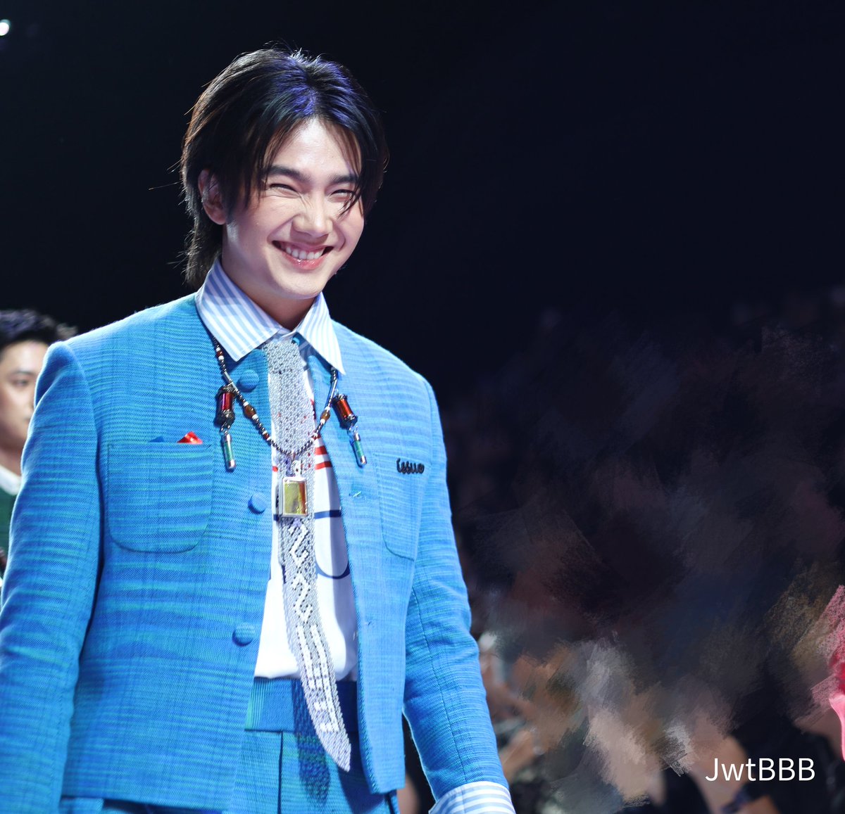 โอ้ยยยยยลูก อันนี้เหรอที่บอกว่า เห็นบียัวร์เลยยิ้มให้ บิวลูกน่ารักมากกกก นี่แหละแม่แค่อยากมานั่งเป็นพร๊อพให้ลูกอุ่นใจ 💙💙

#BuildJakapan
<a href="/JakeB4rever/">BIU.</a> 
#Beyourluve