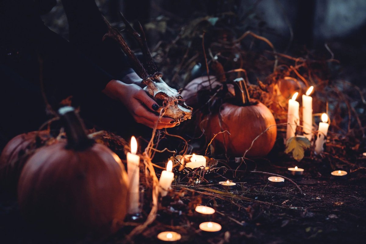 Psychic Whispers and Witchlight: The Magic of Halloween Night blog.psychics.com/psychic-whispe…