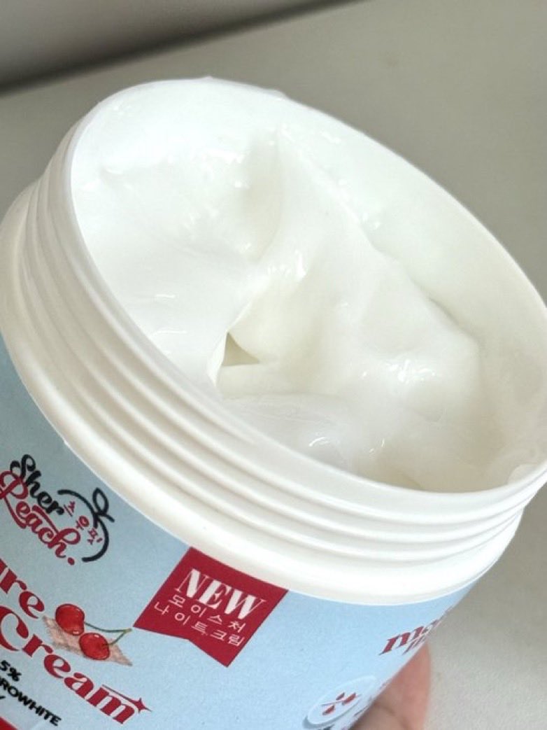 4amvanila's tweet image. ทาผิวกลางคืนอันใหม่ ลองมาแล้ว 3 วัน มึงโคตรทำถึง ผิวไหม้แดด เหลืองแบบคล้ำ มันออร่าขึ้น ซึมง่ายแบบกูที่ขกทาครีมมาก ก็ทาได้ มันฟื้นผิวขณะหลับ เหมือนสลีปปิ้งมาส์กเลย✨🍒