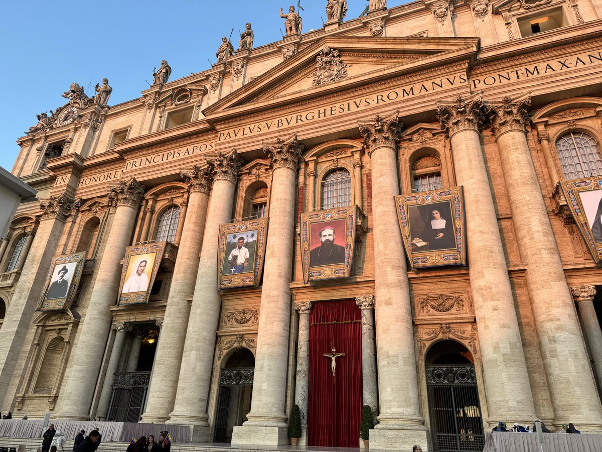 La basílica de #SanPedro se engala con las imagenes de los hombres y mujeres de Dios que <a href="/Pontifex_es/">Papa León XIV</a> canonizará y beatificará en breve.

¡Que orgullosos nos sentimos con José Gregorio Hernández Cisneros y Carmen Rendiles Martínez, nuestros primeros Santos!

#19octubre