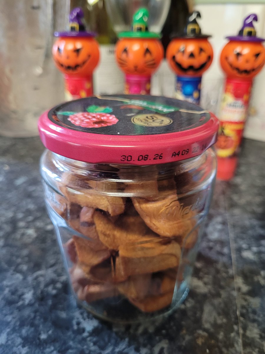 Latest venture. Baked, sliced quince. Lovely. They taste a bit like dried apricot. 😋 #anglesey #local #seasonal #chef