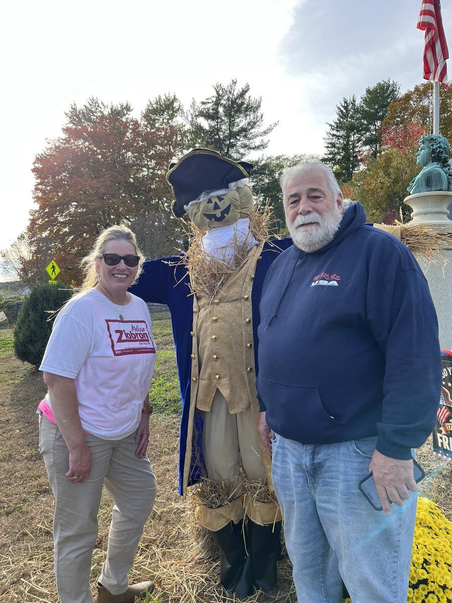 Fun in #06423 today—airplanes dropping candy from the sky, scarecrows and hayrides in the Village. Thanks to my old friend Charlie Ferraro for coming by! Our George Washington scarecrow is celebrating 250 years of freedom! 🎃🇺🇸