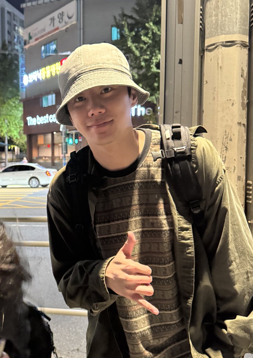 어케 나름대로 가리려고 애쓴 것 같은데 가려지지 않는 아우라가 있더라구여...... ㄹㅇ 수많은 사람 틈에 있어도 빛남✨

and 오천 저지쇼봐주세요222222 🙏🏻👍🏻ㅎㅎ