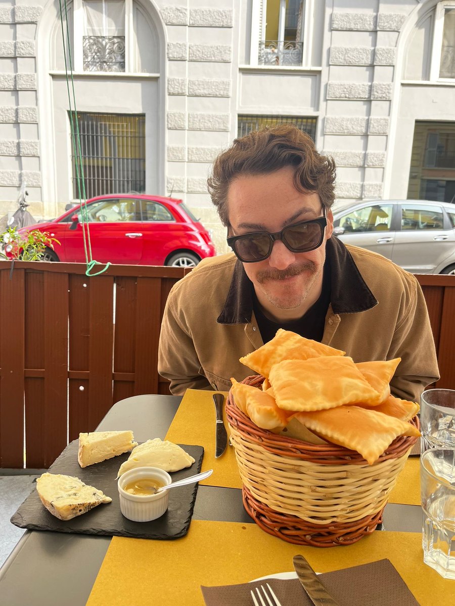 leotmotta's tweet photo. quer dizer que o tal gnocco frito é um pastel de vento? amei 💁🏻‍♀️ https://t.co/DM6ui4h9ju