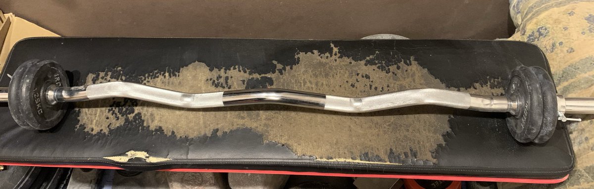 PHPxRmPCy52152's tweet image. ezバーアームカール初挑戦してみた。
結果は11kgを1セット目10回、2セット目8回、3セット目7回でした。

筋トレたのしいー💪💪