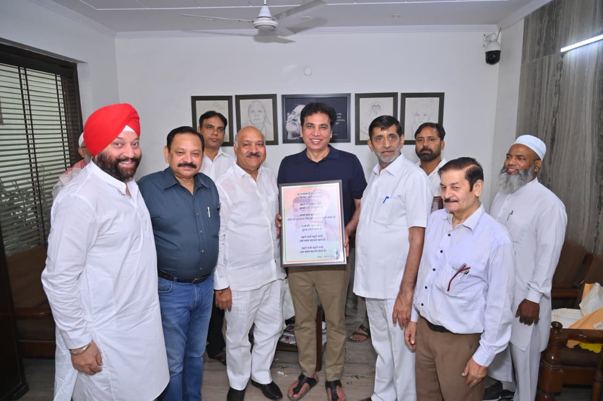 आज कांग्रेस परिवार के साथियों से आवास पर भेंट हुई। सभी ने दीपावली की शुभकामनाएँ दीं।

आप सभी को भी दीपों के इस पावन पर्व की शुभकामनाएँ। आपके जीवन में सुख, समृद्धि और नई ऊर्जा का प्रकाश बना रहे।

शुभ दीपावली