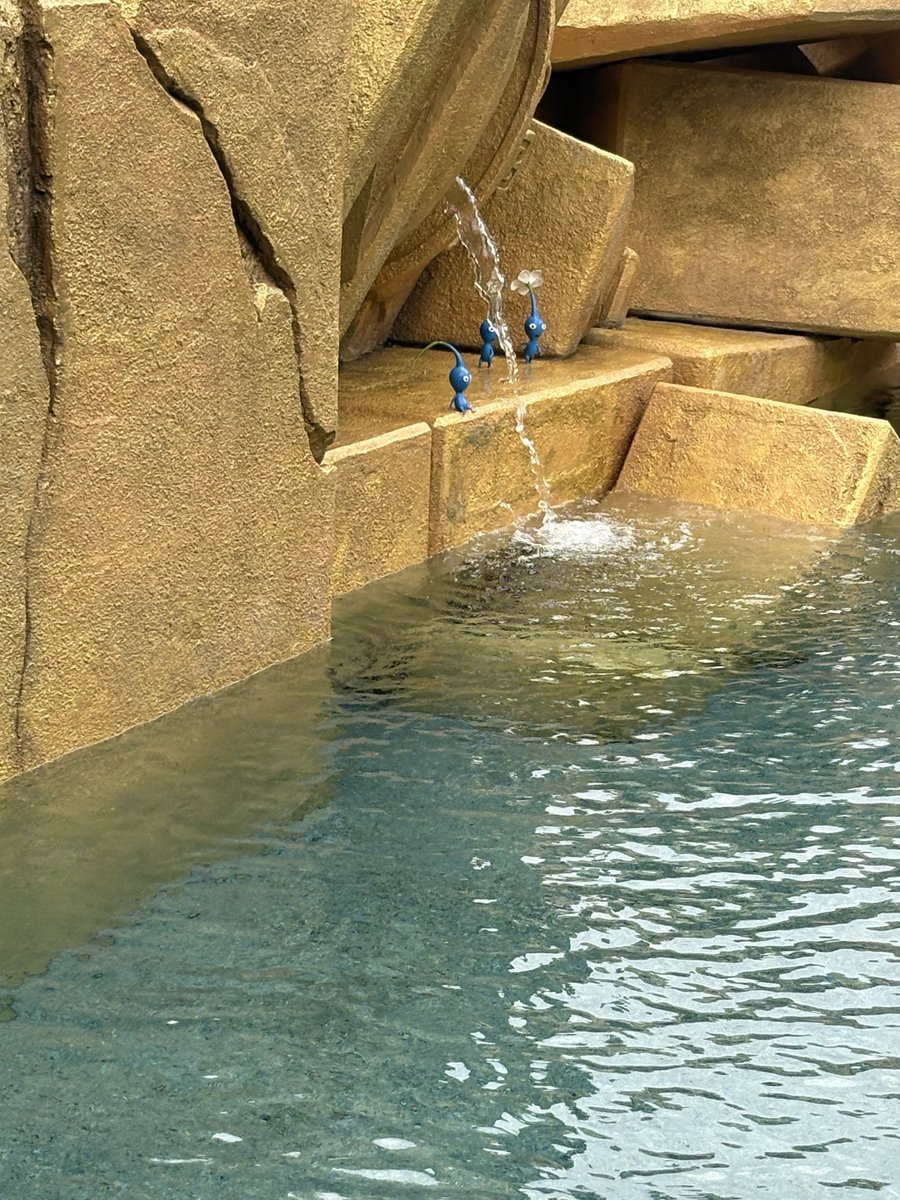 人生で初めてスマホの画面割れました。
ユニバで片手に荷物を持って片手で家族分のチケットを用意してたら娘に激突されてぶっとんだやでー。
バキバキのスマホで撮ったピクミン見て。
かわいー。