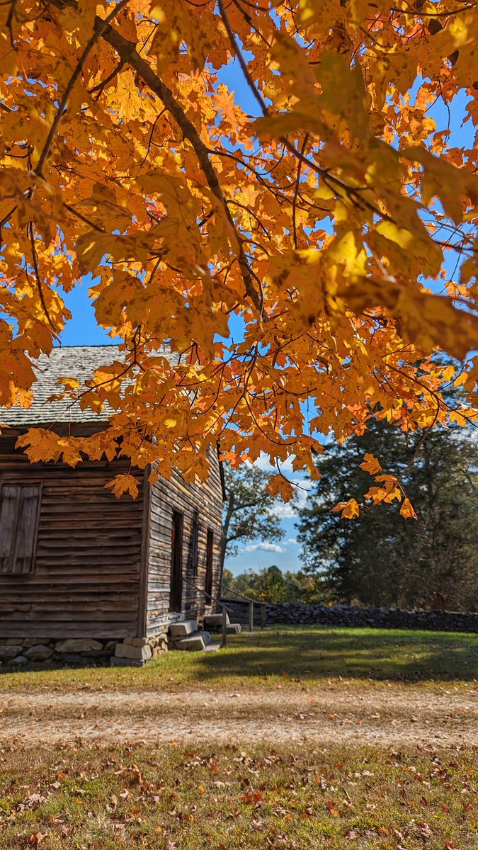 ✨🍂Wishing you a beautiful Sunday from St. Andrews Episcopal Church, built c. 1840 in North Carolina.