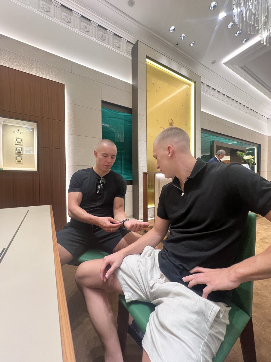 thank God these cunts are wasting time on that!

Less competition for my stores.

I got time to hit the gym 2x a week for 30-40mins.

Never counted calories / took supplements

And they're still weaker than me 🤣

(I'm the one on the left)