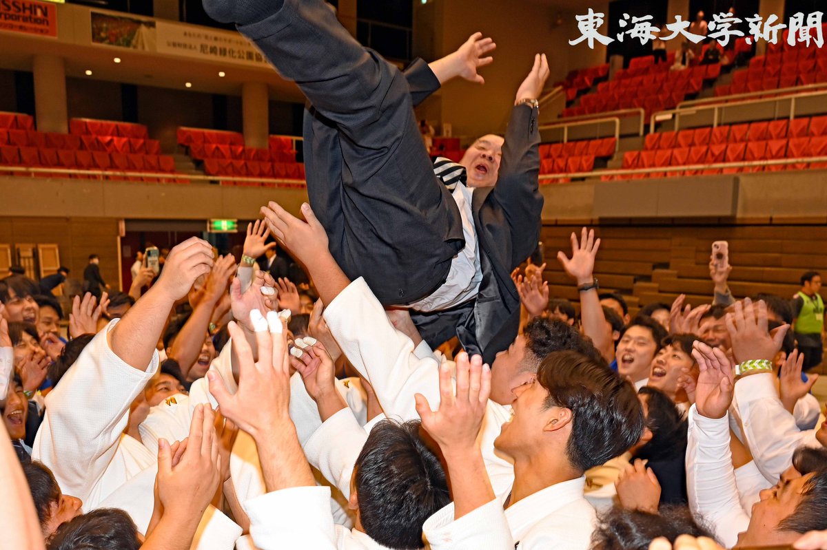 18年にわたってチームを率い、今大会が監督として最後の団体戦指揮となった男子の #上水研一朗 監督は、「６月の全日本学生柔道優勝大会でベスト８に終わった悔しさを忘れず、選手たちが最後まで戦ってくれた」と称賛✨
胴上げに続いて歴代キャプテンと自らの似顔絵の色紙を贈られ笑顔を見せていました
