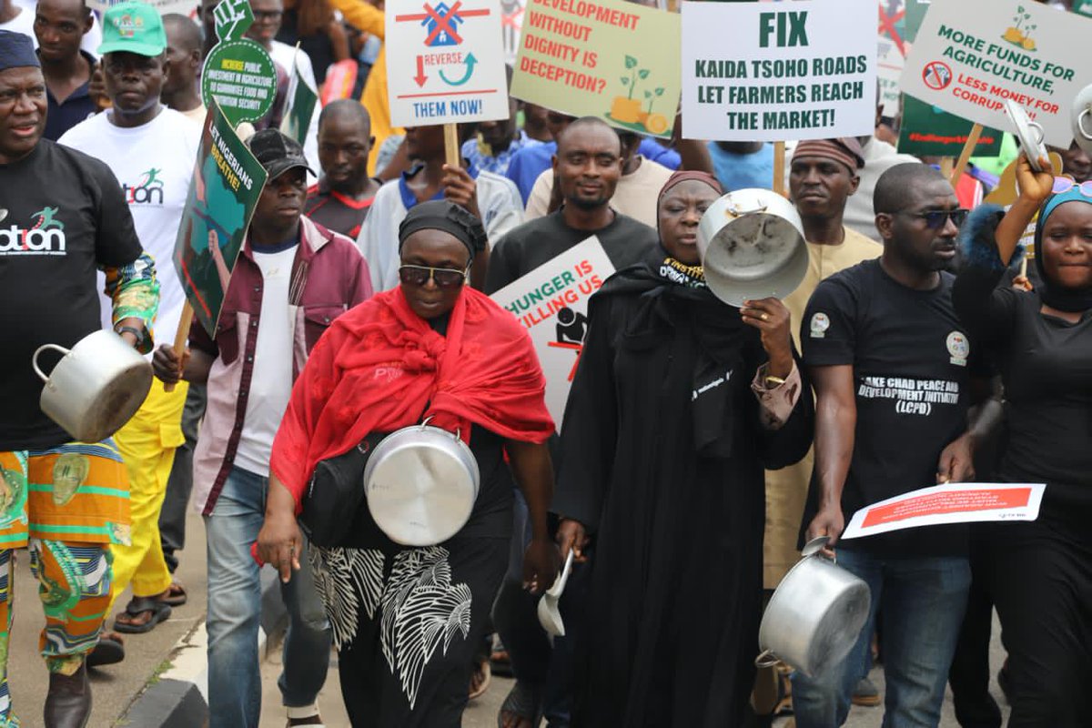 ActivistaNG's tweet photo. On Friday, our footsteps spoke louder than words, demanding justice and telling the government: We are starving, and our patience has run out. Change is not optional; it’s a must!
#Motion
#DemandJustice
#EndPovertyNow
#ActivistaNigeria
#EndHungernow
#potandpan
#Motion https://t.co/2YmIabeLqF