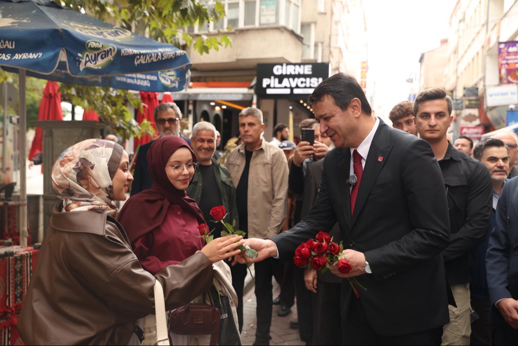 mahmutarikansp's tweet photo. "Gül alırlar, gül satarlar, 
gülden terazi tutarlar."

Gül şehri Isparta'da hemşehrilerimiz ve esnaflarımızla bir araya gelerek taleplerini dinledik, notlarımızı aldık; aydınlık bir Türkiye için inancımızı paylaştık.

Umudu ve kardeşliği dokuyan Isparta'da her şeye rağmen hissedilen heyecanı Yeni Nesil Siyaset ile büyütecek ve yaşanan her sorunu çözeceğiz.