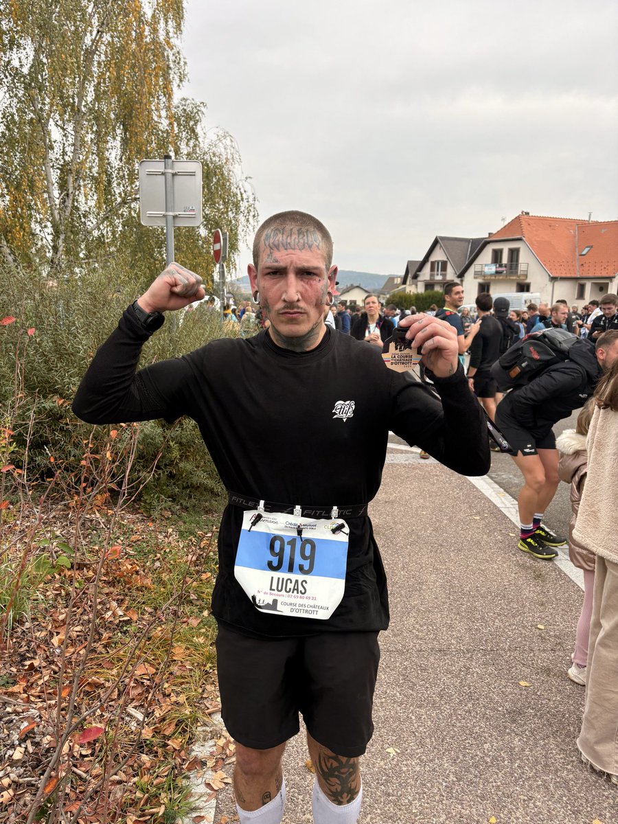 badasmodee's tweet image. Bref, aujourd’hui j’ai couru mon premier trail ! 21 km de pure plaisir avec 667m de D+ ! 2h06 c’est très honnête pour un premier #trail #runningtrail