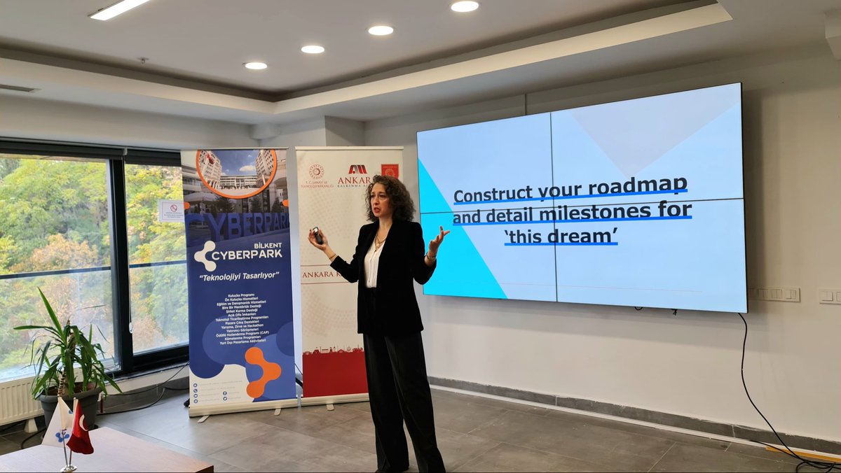 Keynote Motivasyon Konuşması ile Burcu Tarhan Çataroğlu girişimcilere dijital dünyada pazarlama ve büyüme alanında enerji dolu ve interaktif bir konuşma gerçekleştirdi.

🌟 Ardından düzenlenen soru cevap bölümü ile girişimciler hem motivasyon hem de network açısından güçlü bir