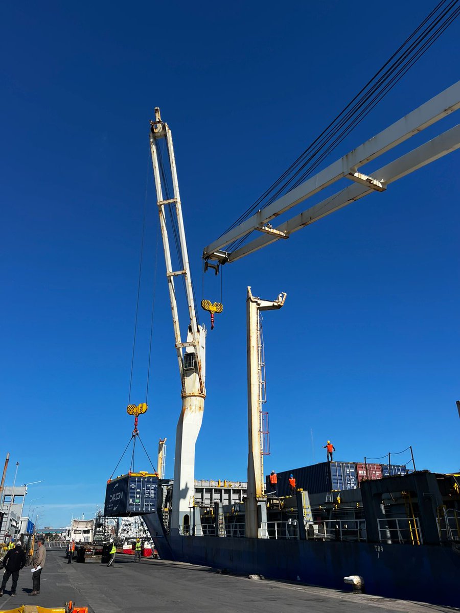 TC2mdp's tweet image. #BuenDomingo
Hermoso día... Comenzamos a operar buque #Artemis #CMA en puerto Mar del Plata.