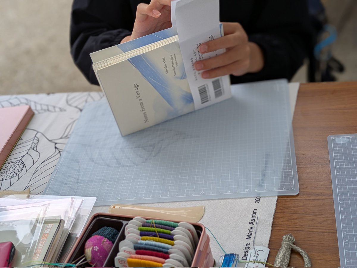 「池のほとりの本のみち」不忍池ブックカフェ2025 豆本ワークショップ、『航海記』のフランス装ワークショップ、豆本と本の販売 たくさんのお越しありがとうございました。山小屋ブックスの新谷さんが来てくれたので、トークを任せ、私はたくさんワークショップできました。ありがとうございました。