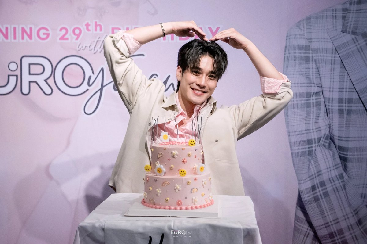 𝐇𝐚𝐩𝐩𝐲 𝐁𝐢𝐫𝐭𝐡𝐝𝐚𝐲 𝐭𝐨 𝐄𝐮𝐫𝐨 ☻

ขอให้ยูโรรายล้อมไปด้วยความรักจากทุกคนแบบนี้เสมอเลยนะครับ

GROWING WITH EURO
#Euro29thBirthday