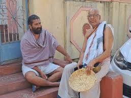 Shubhamshuklamp's tweet image. दीपावली का दर्द- ब्राह्मणों ने मरना स्वीकार किया, लेकिन धर्म नहीं बदला. जनेऊ काट दिए, सिर धड़ से अलग कर दिया गया, लेकिन ब्राह्मणों ने धर्म नहीं बदला।

800 से अधिक अयंगर ब्राह्मणों को खड़ा करके टीपू सुल्तान ने हत्या कर दिया था. कइयों को पेड़ों में लटका दिया था. उनका कत्लेआम कर…