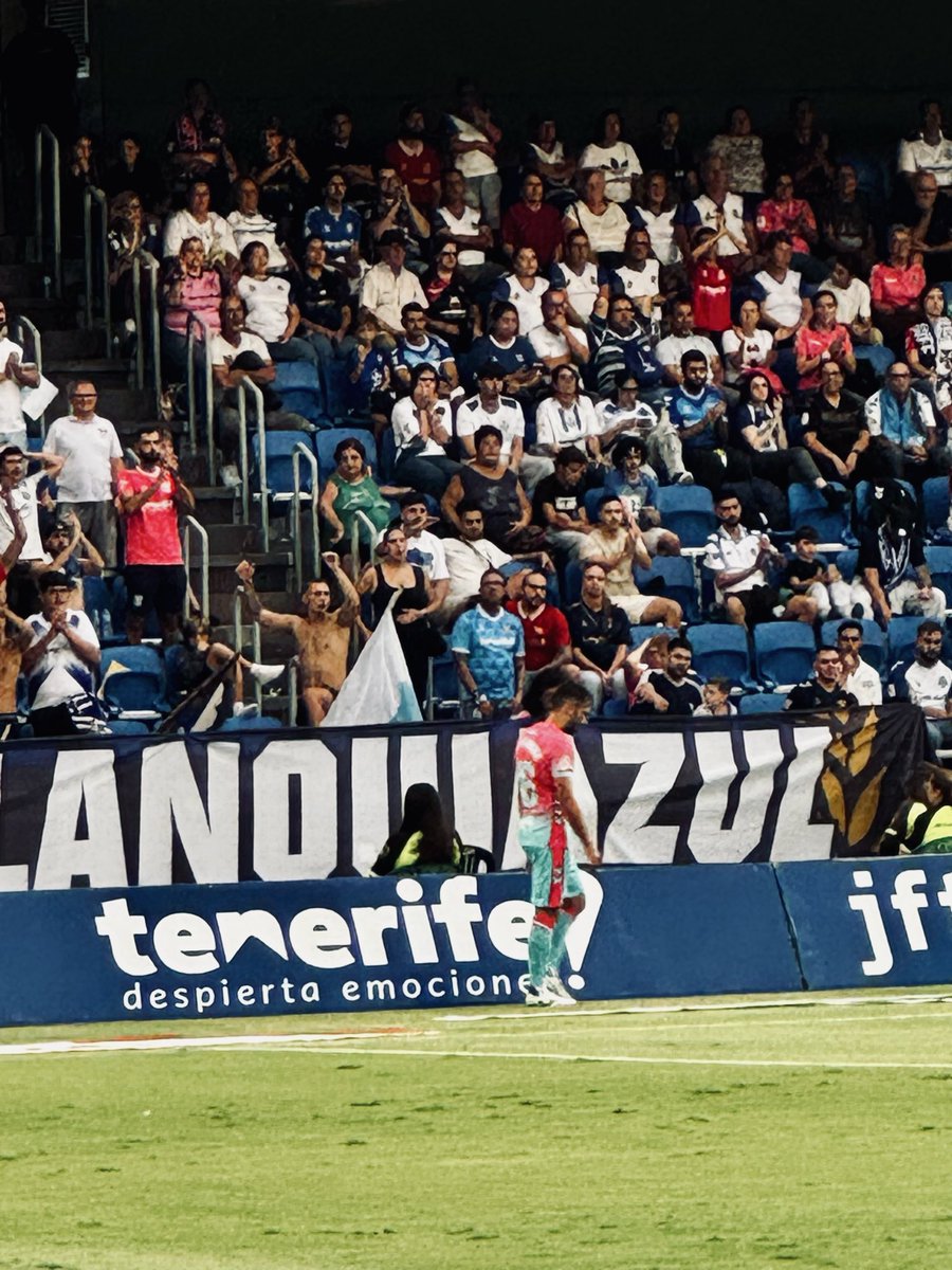 387 partidos… se dice rápido, pero detrás hay años de lucha, de esfuerzo y de amor por este escudo. 
Gracias por defender nuestros colores como un tinerfeño más. 
Has sido ejemplo, capitán y corazón de este equipo. 
No hay forma de devolver tanto, gracias por todo, leyenda. 💙🤍