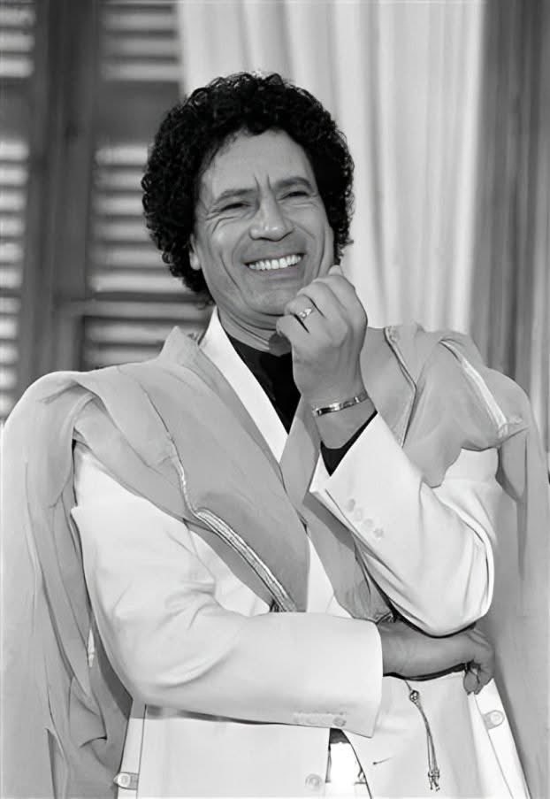 منذ 20 أكتوبر 2011 حين استشهد معمر وأبوبكر وعز الدين وامحمد الأب ومصطفى الابن، ورفاقهم جميعاً من رجال العروبة والإسلام - تلقينا ضربات موجعة، وخسرنا مكتسبات سياسية وميدانية وتعبوية مهمة. 

أقصد نحن المؤمنين بالمعركة الأساسية بين شعوبنا العربية والإفريقية - وبين مركز الهيمنة