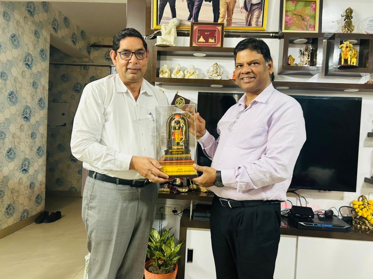 दीपावाली के शुभ अवसर पर आज राज्य विपणन प्रबंधक,इफ़को,उत्तर प्रदेश श्री यतेन्द्र तेवतिया जी द्वारा माननीय सहकारिता मंत्री,उत्तर प्रदेश सरकार श्री जे.पी.एस राठौर जी एवं  श्री सूर्यपाल गंगवार जी (आईएएस),सचिव, माननीय मुख्यमंत्री से शिष्टाचार भेंट की गई l <a href="/IFFCOCropSolns/">IFFCO Marketing</a> <a href="/IFFCO_PR/">IFFCO</a>