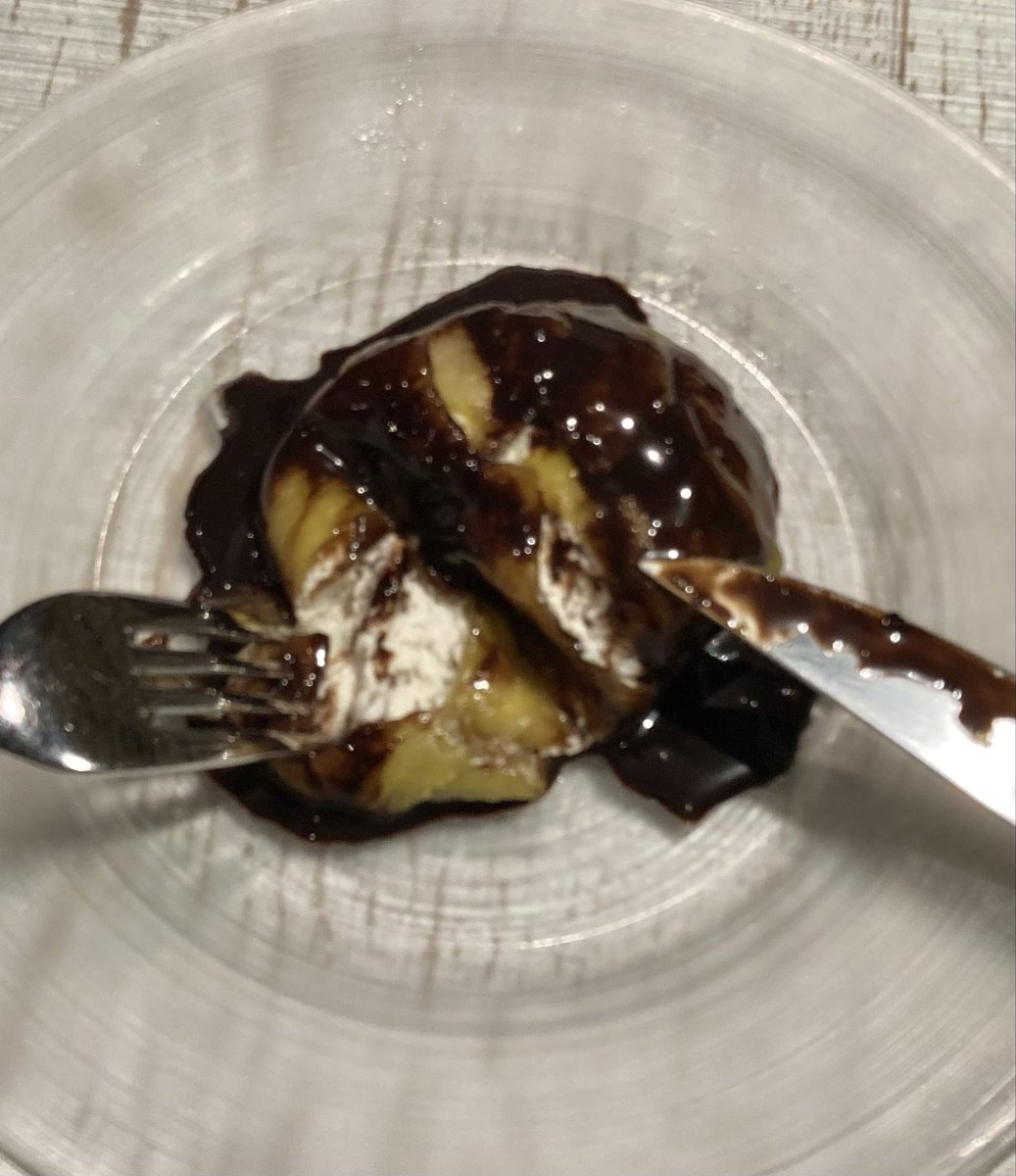 そしてキワ展も本日無事最終日を迎えました✨
お越し下さった皆様方、誠に有難うございました！
こちらはキワ展打ち上げげにて食べたデザートの茄子のチョコ掛け。
生クリーム入ってた。

#キワ展2025