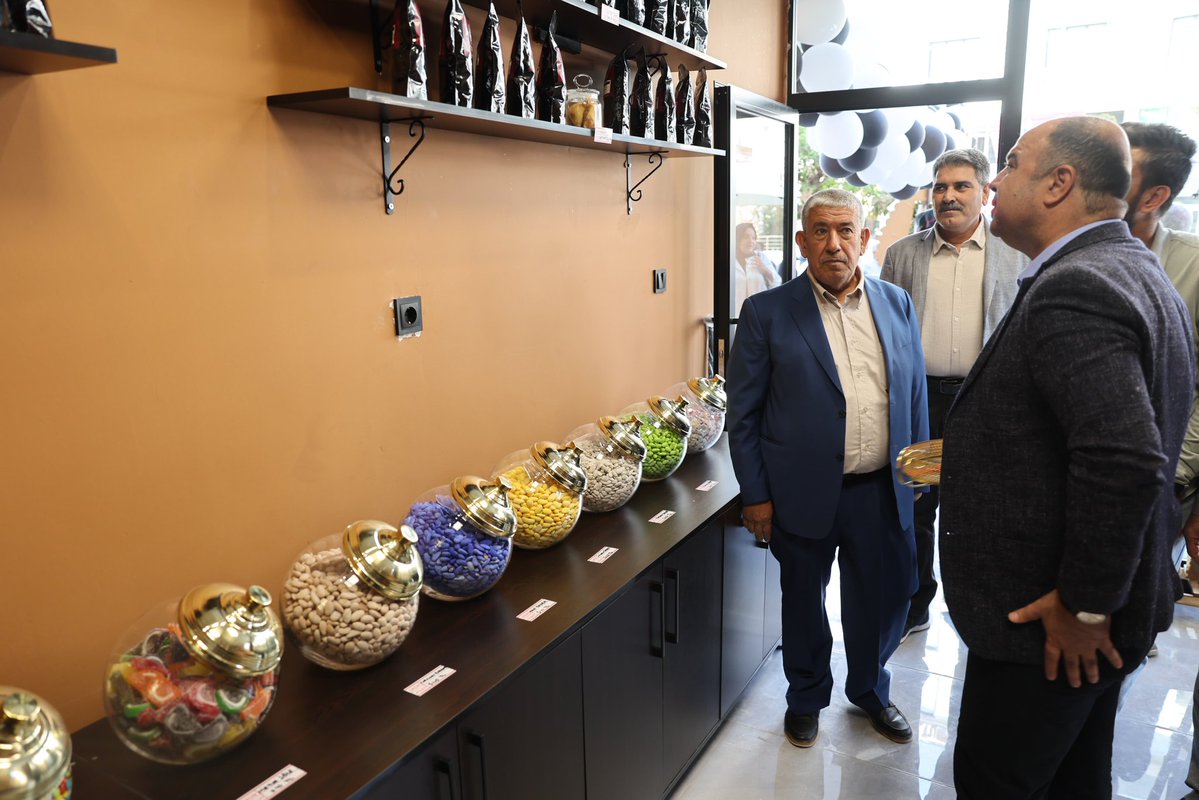 İlçemizde açılan her işletmeyi değerli buluyor ve ilçemizin ekonomisine destek sundukları için her yeni işletmeyi destekliyoruz. 

Belediye Başkanımız Nihat Çiftçi ve eşi Sema Çiftçi; Karaköprü'müzde hizmete başlayan kuruyemiş firmasının açılışına katıldılar. 

Karaköprü'müze