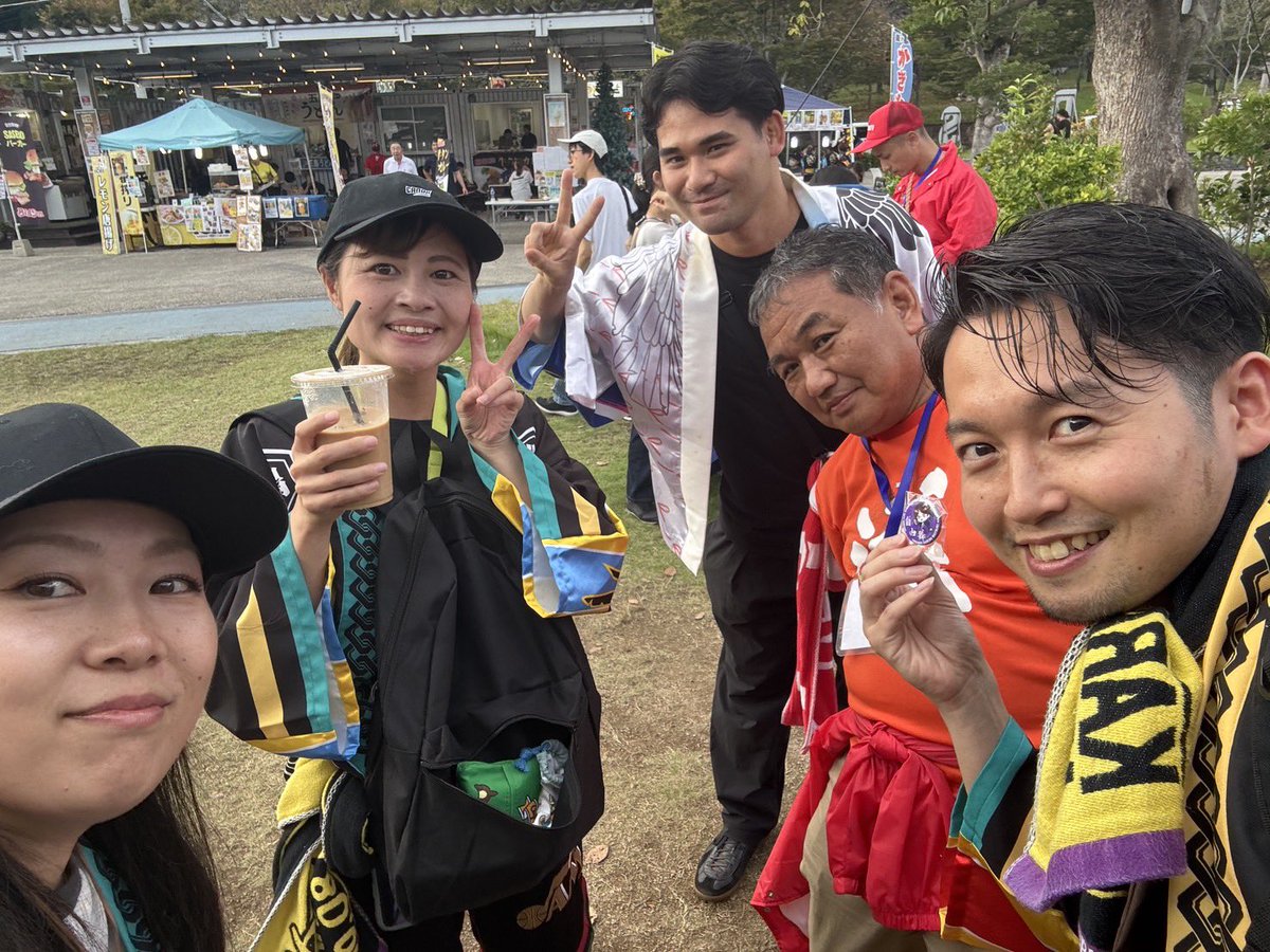 Karasu_krs's tweet photo. 【コラボ写真③】
実行委員会の皆々様もお疲れ様でした！ありがとうございます🙇‍♀️
今年の鴉は踊り子参加ではないですが、改めて実行委員会の皆様の頑張りで楽しいお祭りが開催されてると思っております！
次回開催も楽しみにしております🙌
#YOSAKOIさせぼ祭り https://t.co/ybyQgBgDkg