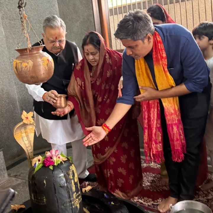 drramansingh's tweet image. आज नरक चतुर्दशी के अवसर पर ग्राम ठाठापुर में अपने कुलदेवता की पूजा-अर्चना कर उनका आशीर्वाद लिया और ग्रामवासियों के स्नेहपूर्ण स्वागत से अभिभूत हुआ।
साथ ही, इस अवसर पर सभी ग्रामवासियों को दीपावली की हार्दिक शुभकामनाएं दीं और नए विधानसभा भवन के लोकार्पण कार्यक्रम में शामिल होने के…