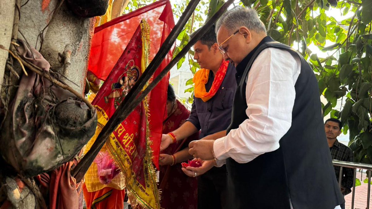 drramansingh's tweet image. आज नरक चतुर्दशी के अवसर पर ग्राम ठाठापुर में अपने कुलदेवता की पूजा-अर्चना कर उनका आशीर्वाद लिया और ग्रामवासियों के स्नेहपूर्ण स्वागत से अभिभूत हुआ।
साथ ही, इस अवसर पर सभी ग्रामवासियों को दीपावली की हार्दिक शुभकामनाएं दीं और नए विधानसभा भवन के लोकार्पण कार्यक्रम में शामिल होने के…