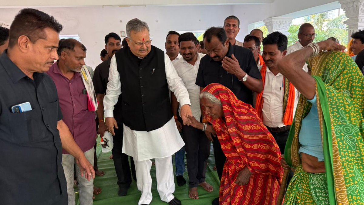 drramansingh's tweet image. आज नरक चतुर्दशी के अवसर पर ग्राम ठाठापुर में अपने कुलदेवता की पूजा-अर्चना कर उनका आशीर्वाद लिया और ग्रामवासियों के स्नेहपूर्ण स्वागत से अभिभूत हुआ।
साथ ही, इस अवसर पर सभी ग्रामवासियों को दीपावली की हार्दिक शुभकामनाएं दीं और नए विधानसभा भवन के लोकार्पण कार्यक्रम में शामिल होने के…