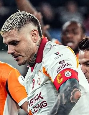 M.I. cambió la cinta con nombres por la oficial del club.
Parece que cuando lo reta Galatasaray, entiende rápido.

Lástima que ese sentido de obediencia no lo tenga con la cuota alimentaria para sus hijas...