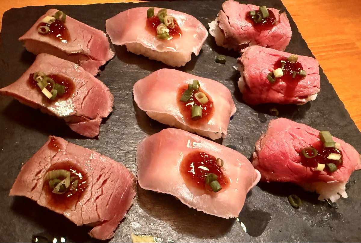 HAPPYHAPPYSNOW2's tweet photo. 今日は肉まみれコースを食べに行って来た♪お腹空いてて写真とるのほとんど忘れてたけど、唐揚げやローストビーフ、ステーキ、肉寿司、肉チャーハンなどなどあって食べすぎたのでチョコザップで現在消費中🏃‍♀️‍➡️お腹がくっ苦しい〜😖 https://t.co/OOUIzz2pWG